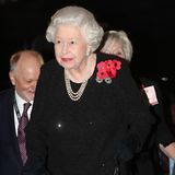 Queen Elizabeth erscheint ohne ihren Ehemann Prinz Philip. Der 98-Jährige hat sich im Spätsommer 2017 in den Ruhestand zurückgezogen und zeigt sich nur noch selten in der Öffentlichkeit.
