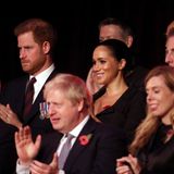 Prinz Andrew, Premierminister Boris Johnson, dessen Lebensgefährtin Carrie Symonds (vordere Reihe v.l.n.r.) sowie Prinz Harry und Herzogin Meghan (hintere Reihe) applaudieren. Warum Harry so grummelig dreinschaut, weiß man nicht.