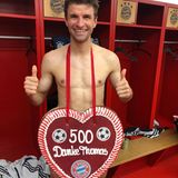 9. November 2019  Heute ist für "FC Bayern"-Spieler Thomas Müller ein besonderer Tag. Bereits 500 Spiele hat er für seinen Verein absolviert. Wenn das mal kein Grund zum Feiern ist. 