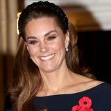 Zu einem Event im Rahmen des "Remembrance Day" in der Royal Albert Hall erscheint Herzogin Kate mit einem glitzernden Haarreif und begeistert damit ihre Fans – ein Schnäppchen, wie sich herausstellt. Denn der schwarze Haarschmuck ist für rund 30 Euro bei ZARA zu haben!