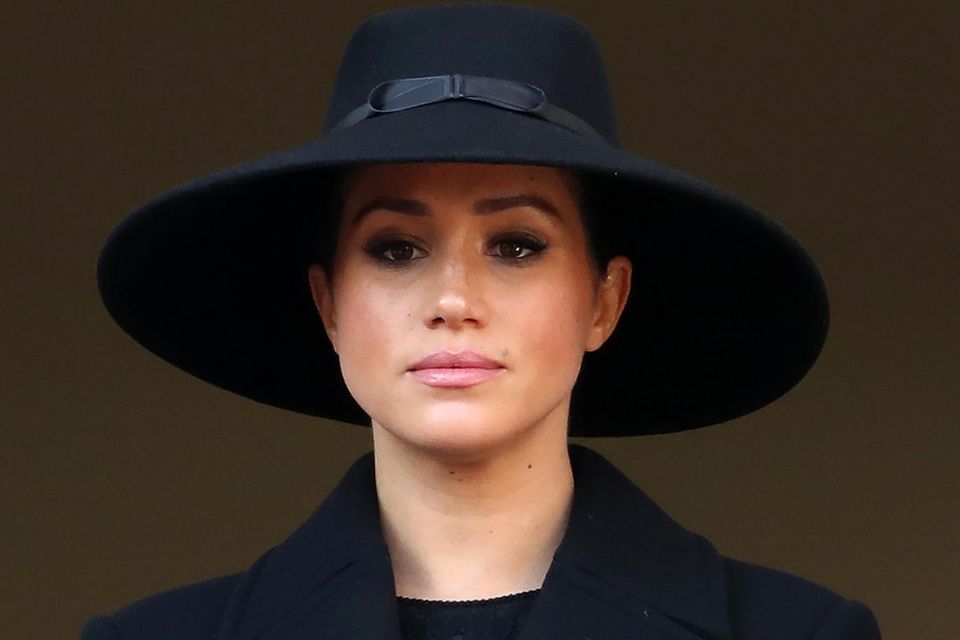 Herzogin Meghan zeigt sich mit einem XL-Hut beim "Remembrance Sunday"