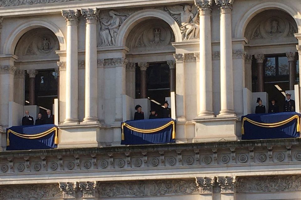 Herzogin Meghan beim Remembrance Sunday : Die britischen Royals beim Remembrance Sunday. Auf dem Balkon in der Mitte stehen Herzogin Camilla, Queen Elizabeth und Herzogin Catherine (v.l.n.r.). Auf dem Balkon rechts stehen Gräfin Sophie von Wessex, Herzogin Meghan und Timothy Laurence. Die britischen Royals beim Remembrance Sunday. Auf dem Balkon in der Mitte stehen Herzogin Camilla, Queen Elizabeth und Herzogin Catherine (v.l.n.r.). Auf dem Balkon rechts stehen Gräfin Sophie von Wessex, Herzogin Meghan und Timothy Laurence.