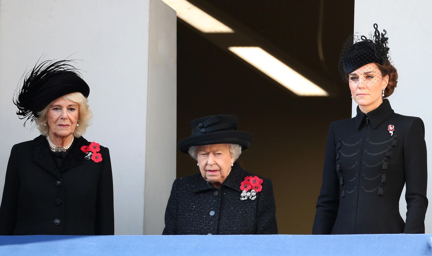Herzogin Camilla, Queen Elizabeth und Herzogin Meghan beobachten am 10. November 2019 auf dem Balkon des Außenministerium die Gedenkzeremonie.