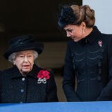 Queen Elizabeth und Herzogin Kate im Gespräch. Es ist das zweite Mal, dass die beiden Frauen Seite an Seite den National Service of Remembrance am Cenotaph beobachten. 2017 hatte Prinz Philip die Queen letztmalig begleitet. Seit seinen Ruhestand hat Kate seinen Platz auf dem Balkon eingenommen.