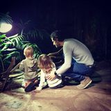 10. November 2019  Am schwedischen Vatertag teilt Prinz Carl Philip ein neues süßes Foto mit seinen beiden Söhnen Prinz Alexander und Prinz Gabriel und kommentiert sein Posting mit zwei Herzen. Die drei haben offenbar einen Ausflug in ein naturkundliches Museum unternommen. 