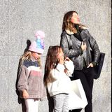 9. November 2019  Bevor der Winter in der Stadt einkehrt, tankt Gisele Bündchen noch ein bisschen Sonne beim Stadtbummel mit Tochter Vivian und Freunden in New York. Vielleicht träumt das brasilianische Supermodel gerade von einem schönen Strand in ihrer sonnigen Heimat.