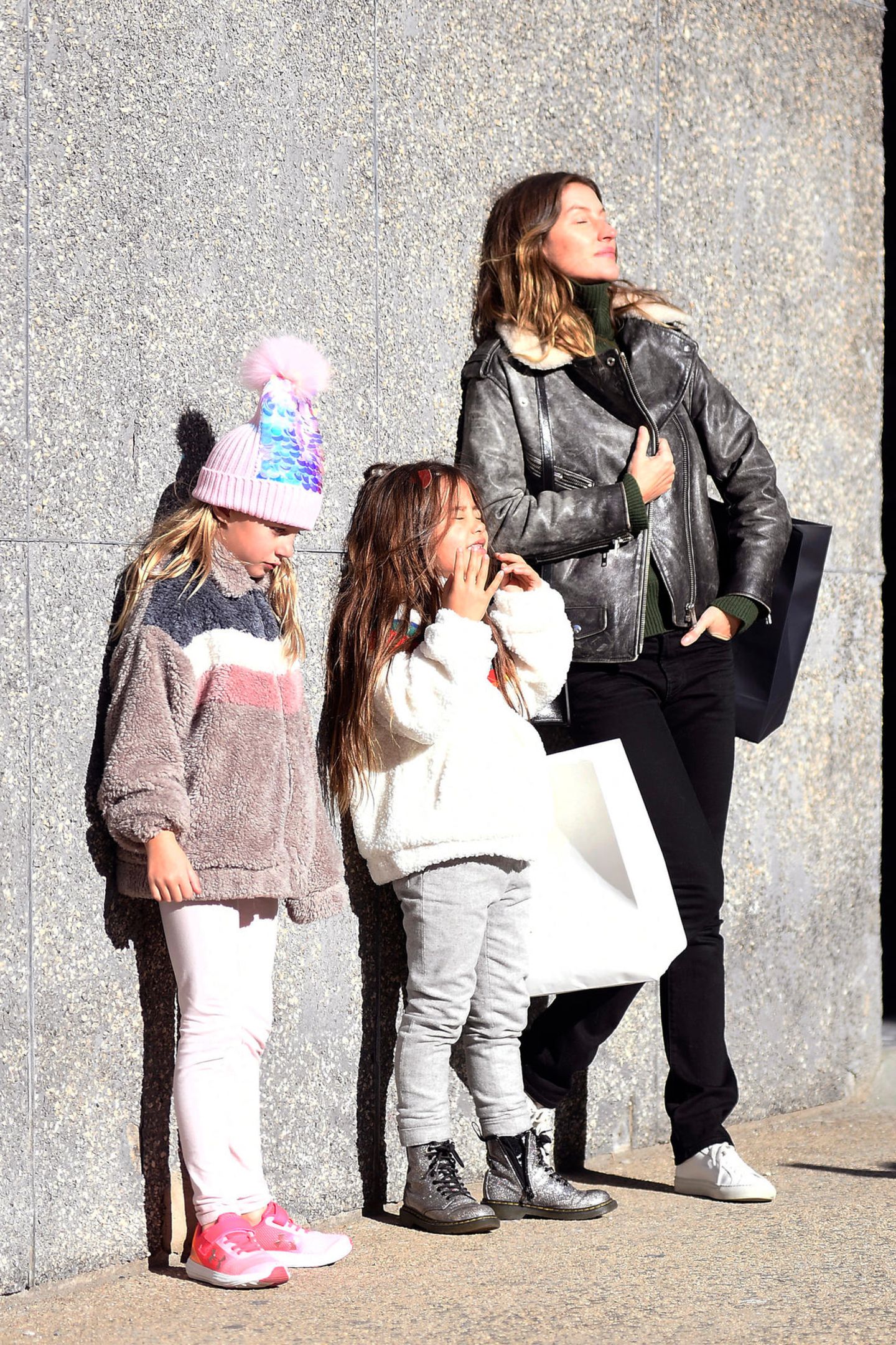 9. November 2019  Bevor der Winter in der Stadt einkehrt, tankt Gisele Bündchen noch ein bisschen Sonne beim Stadtbummel mit Tochter Vivian und Freunden in New York. Vielleicht träumt das brasilianische Supermodel gerade von einem schönen Strand in ihrer sonnigen Heimat.