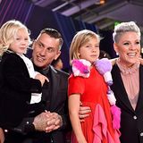 10. November 2019  Bei den diesjährigen "E! People's Choice Awards" erscheint Superstar Pink mit ihrer coolen Familienbande. Und eines ist klar: Mit ihrem eigenen, extravaganten Stil tritt Töchterchen Willow bereits in die Fußstapfen ihrer Mama.