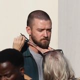 Bei Dreharbeiten muss alles perfekt sitzen – auch der Bart von Justin Timberlake. Zum Glück haben die fleißigen Assistenten am Set zu seinem neuen Film "Palmer" jedes Härchen im Blick.