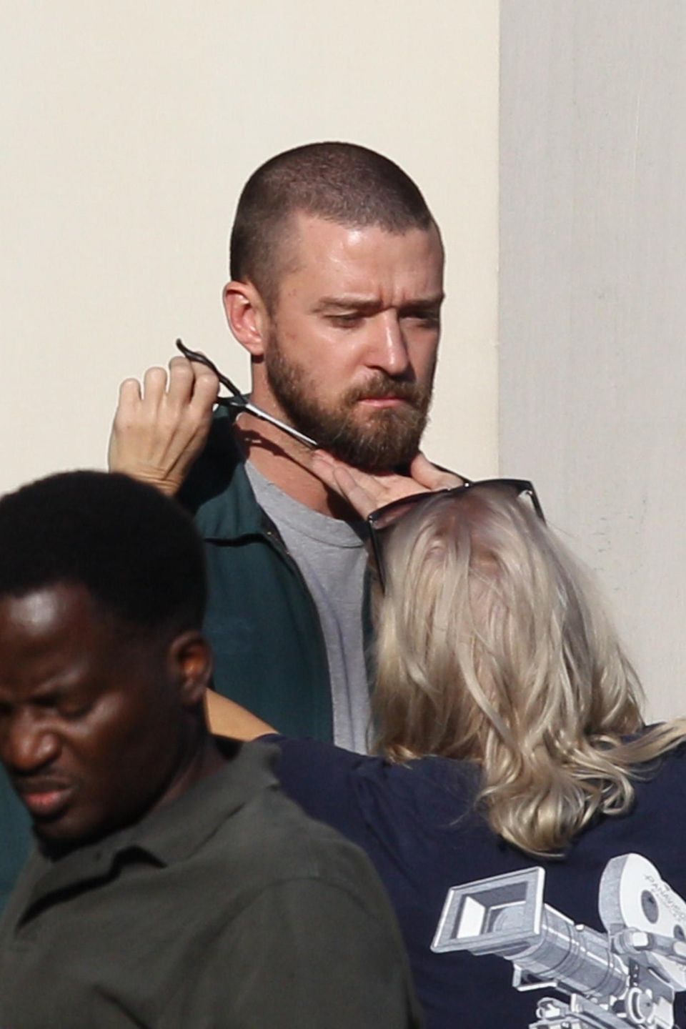 Bei Dreharbeiten muss alles perfekt sitzen – auch der Bart von Justin Timberlake. Zum Glück haben die fleißigen Assistenten am Set zu seinem neuen Film "Palmer" jedes Härchen im Blick.