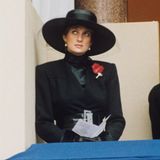 … schon Lady Diana trug 1991 zu den Feierlichkeiten um den "Remembrance Day" einen dramatischen Hut, einen taillierten Mantel und schwarze Handschuhe. 