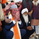 Hier hat aber jemand mächtig Spaß! Prinz Charles besucht das Sikh-Gotteshaus "Sri Bangla Sahib Gurudwara" und kann sich das Lachen nicht verkneifen. 