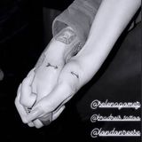 Kleine filigrane Pfeile, die zueinander zeigen, wenn die Freundinnen Händchen halten, besiegeln nun ihre Freundschaft. Liebevoll schreibt Selena zu dem Bild dazu: "Es ist tätowiert ... Mein Pfeil zeigt immer auf dich". Julia Michaels repostet Selenas Bild der Tattoo-Session und antwortet: "Immer zu dir". 