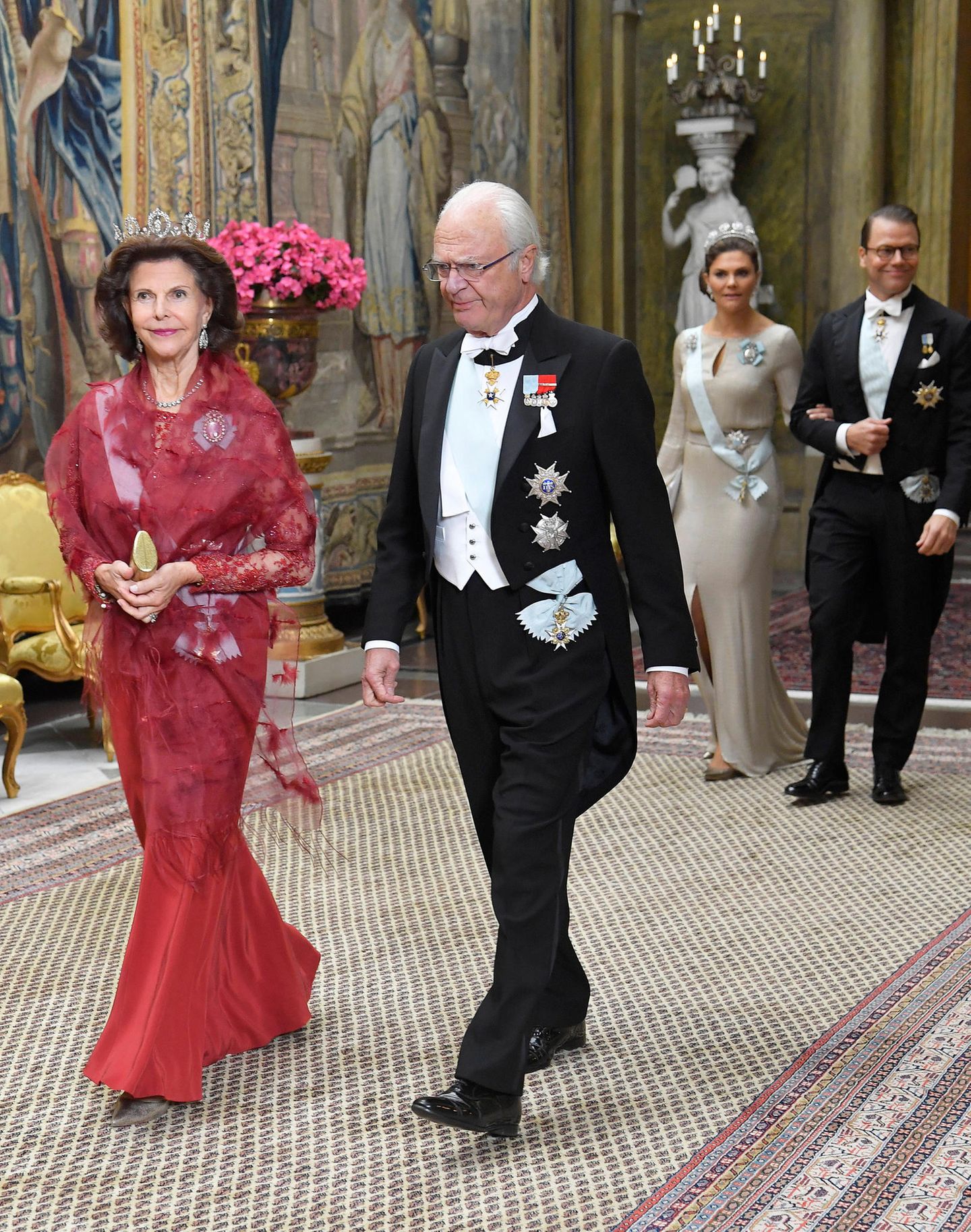 Skandinavien-Royals: 12. November 2019 Am Dienstagabend lädt die schwedische Königsfamilie zu einem repräsentativen Abendessen ins Stockholmer Schloss. König Silvia schreitet an der Seite von König Carl Gustaf voran, gefolgt vom Kronprinzenpaar.