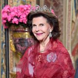 Schwedische Königsfamilie: 12. November 2019 Glamourös strahlt Königin Silvia im königlichen Rot.