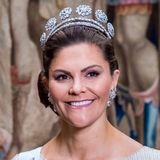 Schwedische Königsfamilie: 12. November 2019 Wunderschön gekrönt mit der "6-Knopf-Tiara" und einer Carl-Gustaf-Portrait-Brosche am Kleid geht es für Prinzessin Victoria zum "Representationsmiddag".