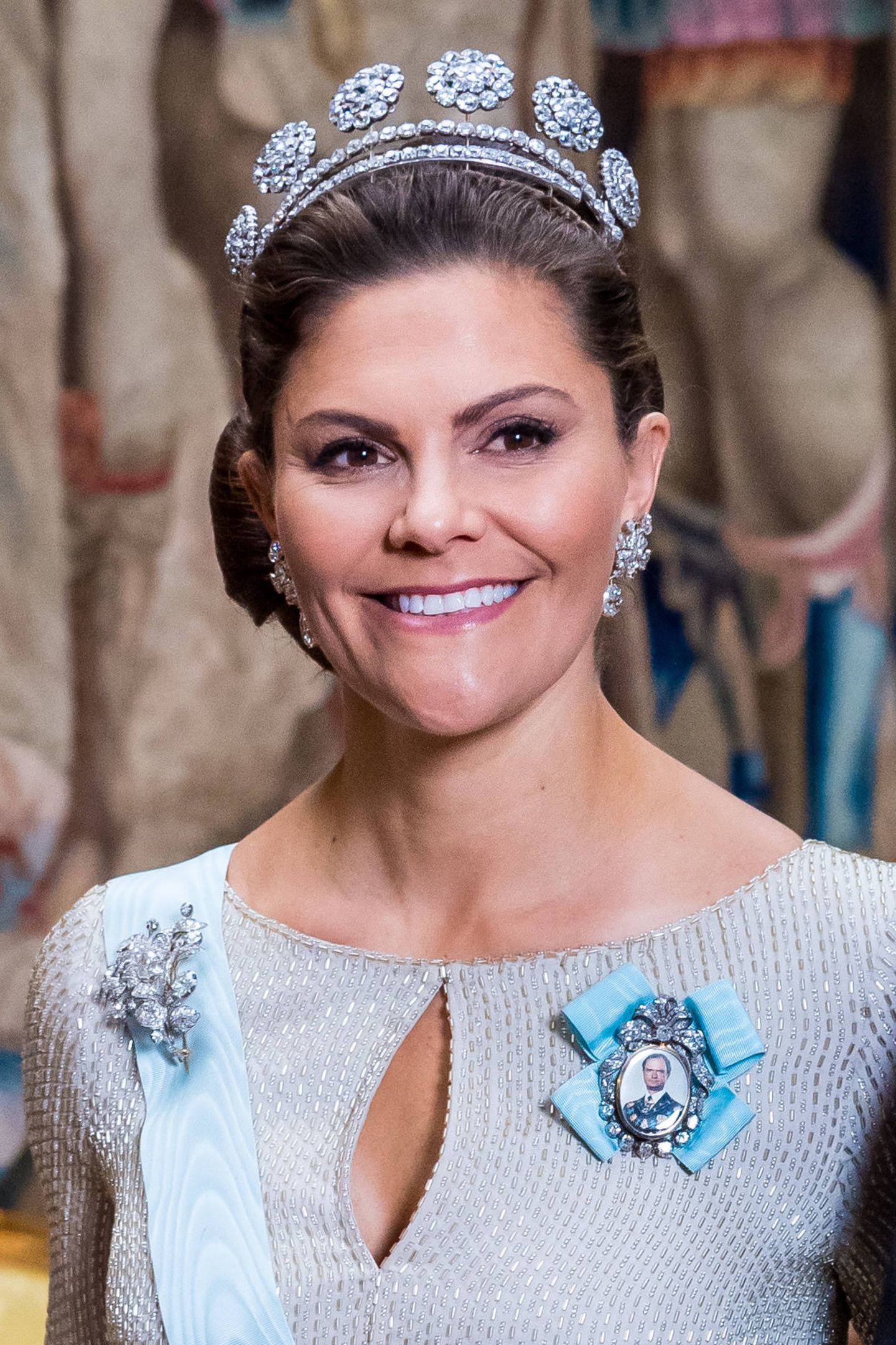 Skandinavien-Royals: 12. November 2019 Wunderschön gekrönt mit der "6-Knopf-Tiara" und einer Carl-Gustaf-Portrait-Brosche am Kleid geht es für Prinzessin Victoria zum "Representationsmiddag".