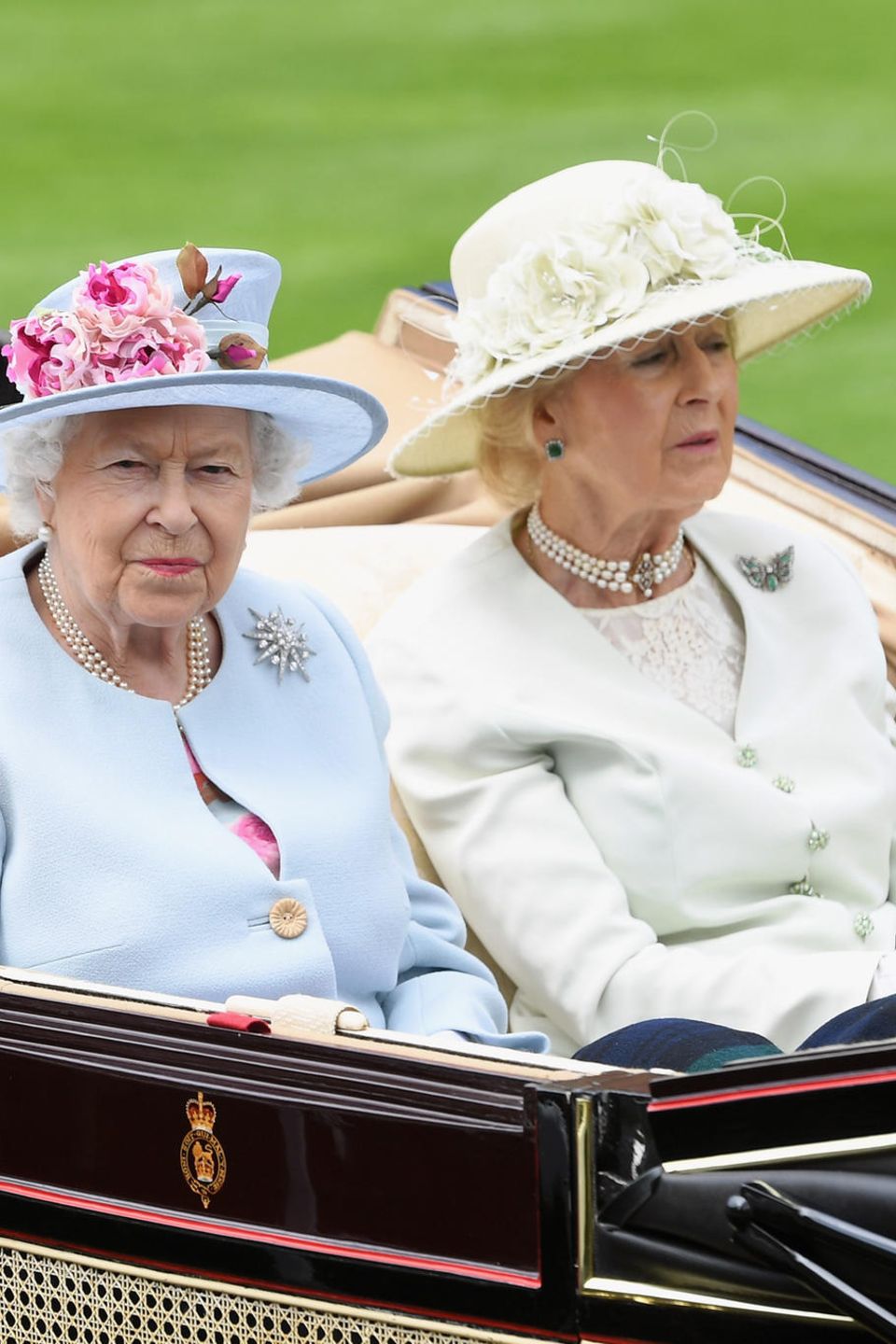 Zwei, die sich blind verstehen: Schon seit fünfzig Jahren ist Prinzessin Alexandra, Lady Ogilvy (rechts) eine der engsten vertrauten und Frauenpower an der Seite von Queen Elizabeth (links). Beide teilten sich schon häufig eine Kutsche beim einwöchigen Rennspektakel in Ascot - so wie hier im Jahr 2018.