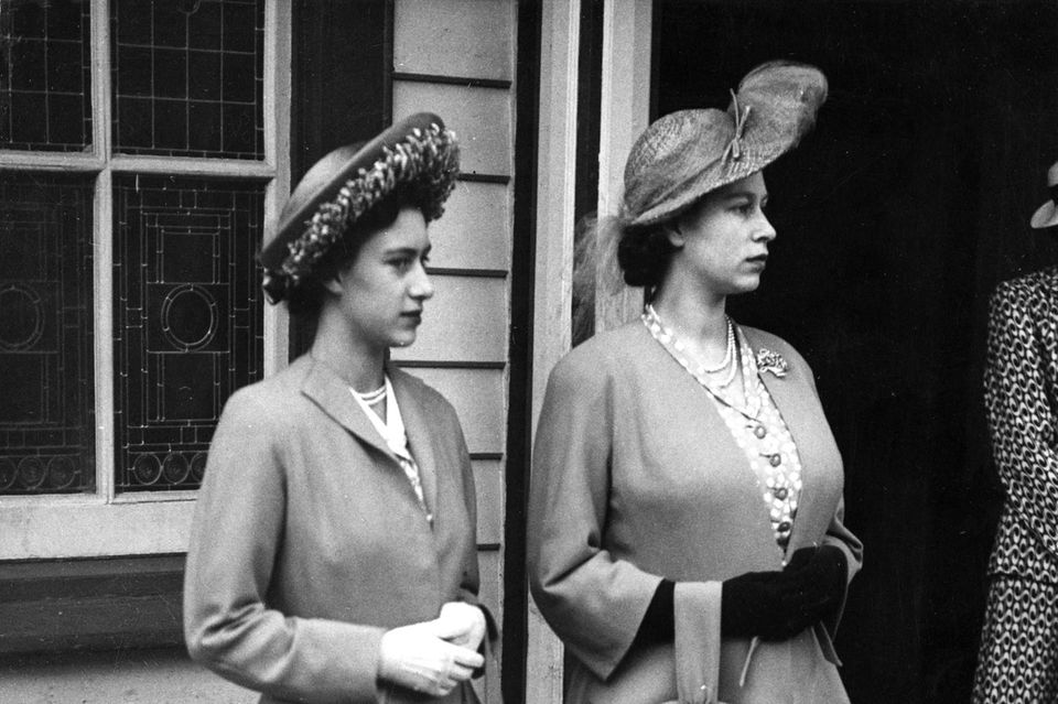 Auf diesem Foto aus dem Jahr 1948 ist Prinzessin Elizabeth, die spätere Queen, mit Prinz Charles schwanger. Trotz der weiten Kleidung unübersehbar: Der Körper der angehenden Königin hat sich verändert.