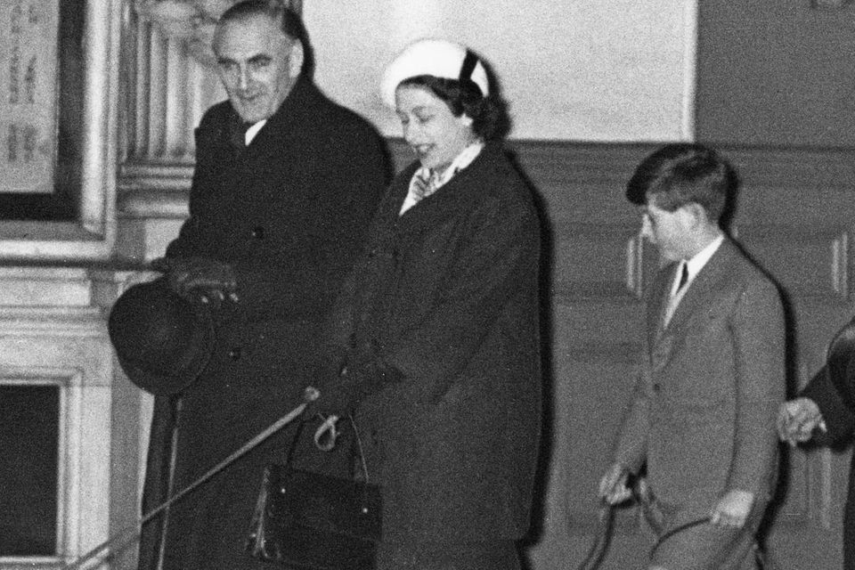 Auf diesem Foto gibt es nichts zu leugnen: Queen Elizabeth und der elfjährige Prinz Charles spazieren am 18. Januar 1960 mit ihren Hunden durch die Liverpool Street Station in London. Einen Monat später, am 19. Februar 1960, kommt Prinz Andrew zur Welt.