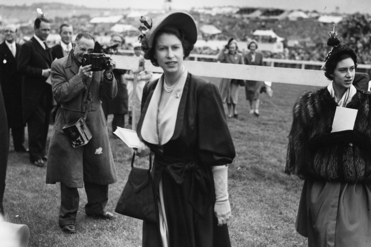 Queen Elizabeth im Mai 1950 bei einem Pferde-Derby im englischen Surrey. Drei Monate später wird Prinzessin Anne zur Welt kommen. 