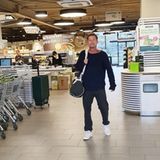Til Schweiger geht als Öko-Vorbild voran bzw. heraus aus dem Supermarkt: Statt einer Einweg-Tüte trägt er seinen Einkauf in einer Tragetasche nach Hause. In seinem Instagram-Post verweist er auf die Ökobilanz von Papiertüten, die auch nicht besser abschneidet als die von Plastik.