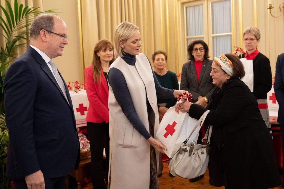 15. November 2019  Fürst Albert und Gattin Charlène von Monaco verteilen im Rahmen de​r Feierlichkeiten zum Nationalfeiertag Monacos Geschenke an Bedürftige beim Roten Kreuz.