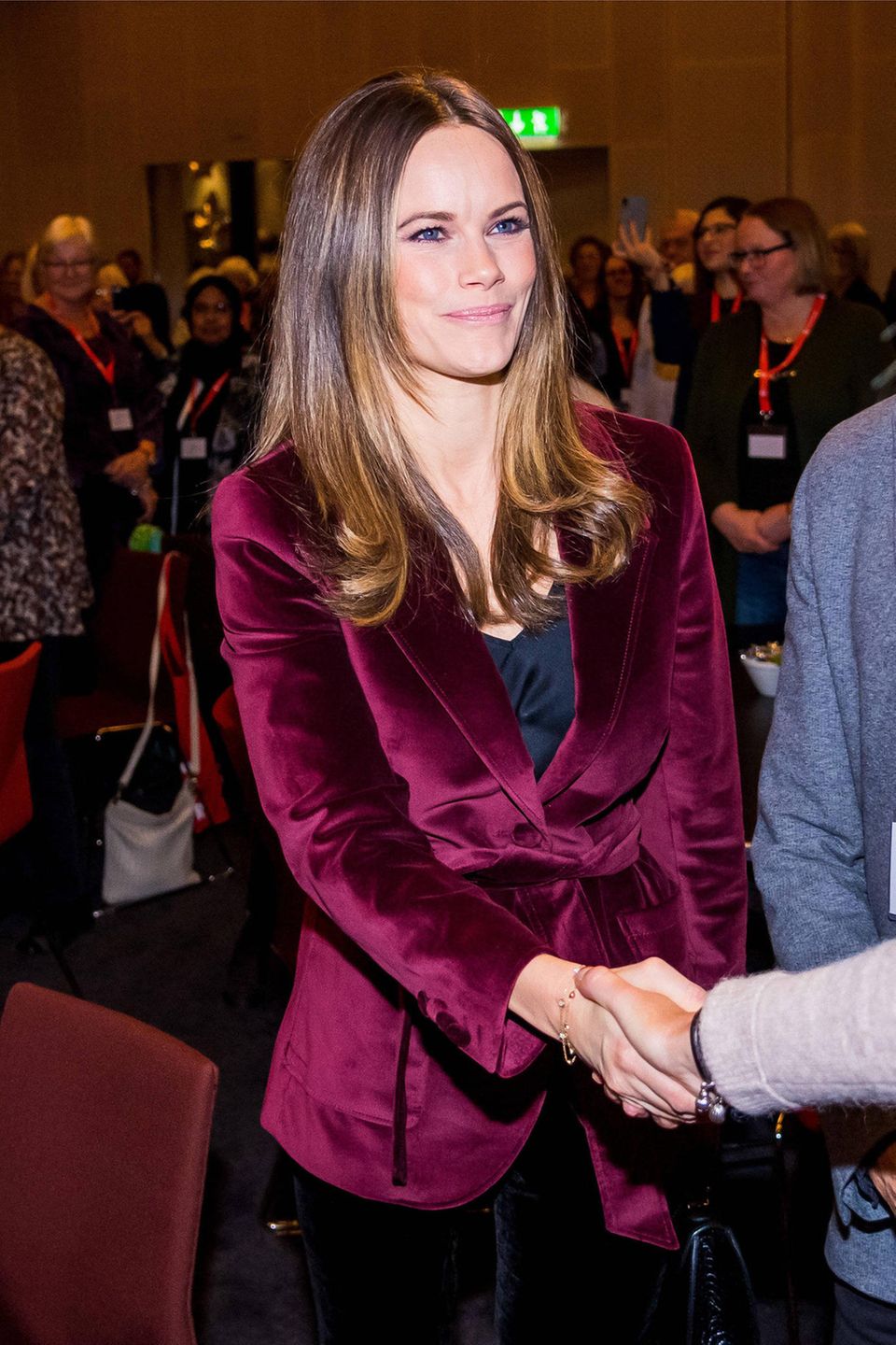 Beim 100. Jubiläum von Save the Children im Quality Hotel Friends in Solna, Schweden, erscheint Prinzessin in einem ganz außergewöhnlichem Look. Ihr bordeauxfarbener Samtblazer des Labels Tommy Hilfiger ist an sich schon ein Hingucker. Doch in Kombination mit einer ... Beim 100. Jubiläum von Save the Children im Quality Hotel Friends in Solna, Schweden, erscheint Prinzessin in einem ganz außergewöhnlichem Look. Ihr bordeauxfarbener Samtblazer des Labels Tommy Hilfiger ist an sich schon ein Hingucker. Doch in Kombination mit einer ...