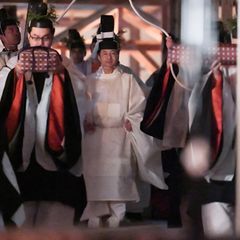 15. November 2019  Japans Monarch Naruhito hat bei Fackelschein im geistigen Zusammentreffen mit der Sonnengöttin Amaterasu Omikami den letzten Akt seiner Kaiserwerdung in einer eigens hierzu im Palastgarten im Herzen Tokios errichteten Schrein-Anlage vollzogen. 