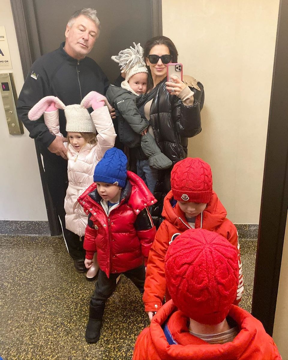 16. November 2019 Noch etwas müde und warm eingepackt, startet Familie Baldwin vor dem Rausgehen mit einem Selfie in den Tag. 16. November 2019 Noch etwas müde und warm eingepackt, startet Familie Baldwin vor dem Rausgehen mit einem Selfie in den Tag.