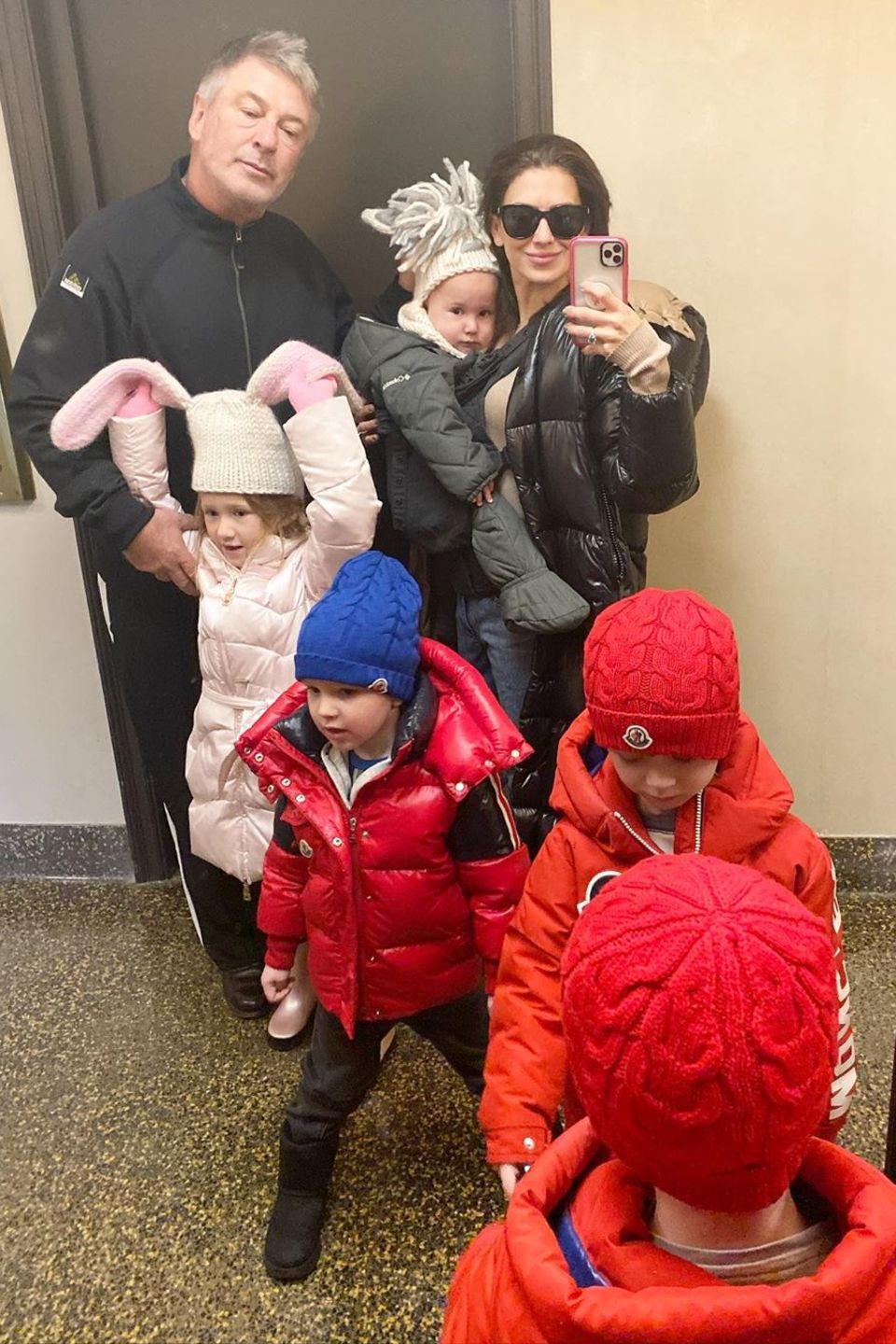 16. November 2019  Noch etwas müde und warm eingepackt, startet Familie Baldwin vor dem Rausgehen mit einem Selfie in den Tag. 