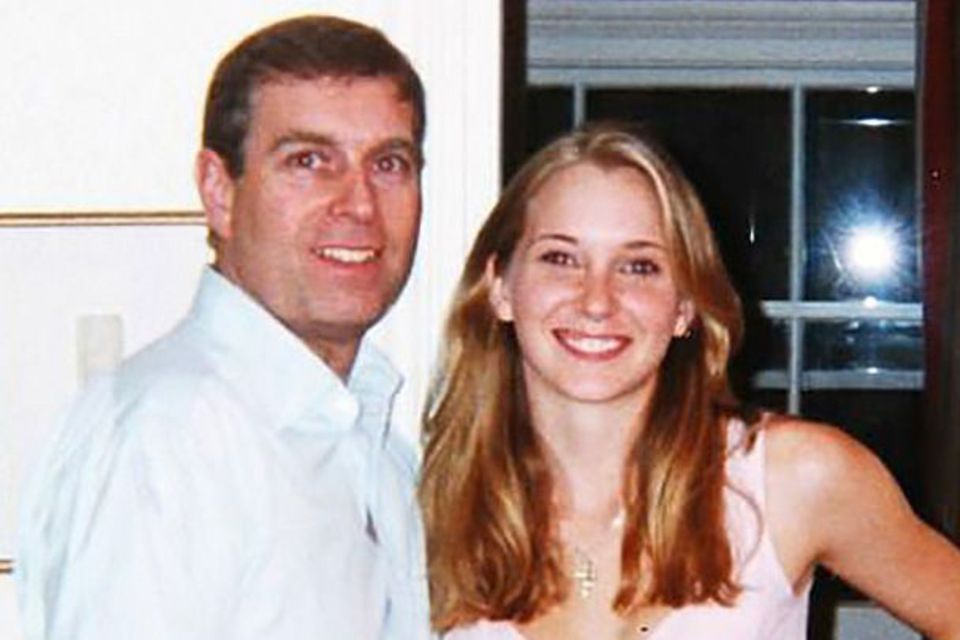 Dieses Foto zeigt Prinz Andrew mit Virginia Roberts. Es soll am 13. März 2001 in einem Haus in London entstanden sein.