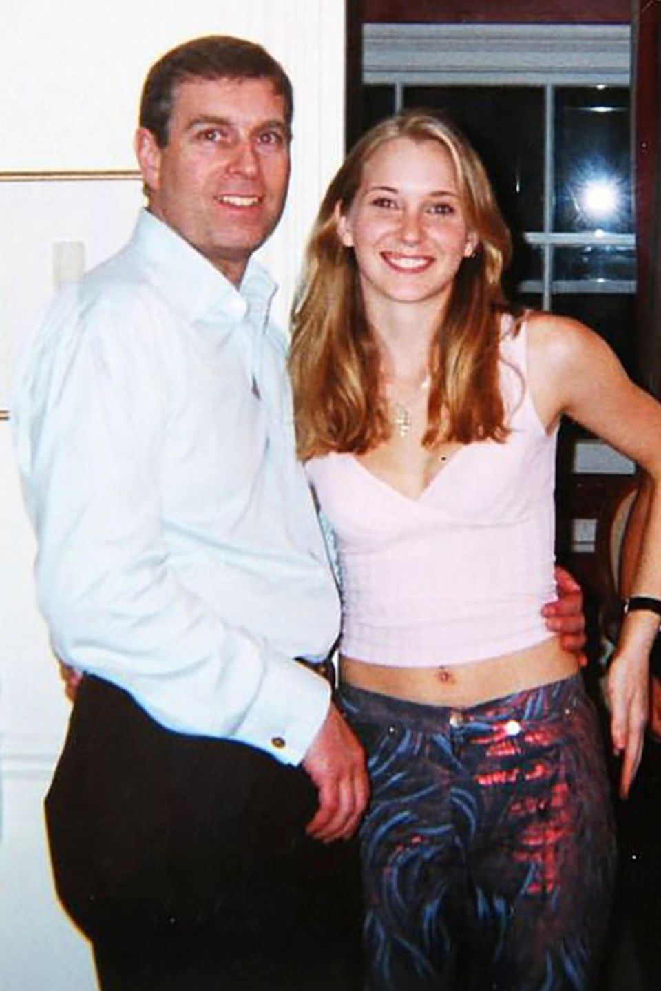 Dieses Foto zeigt Prinz Andrew mit Virginia Roberts. Es soll am 13. März 2001 in einem Haus in London entstanden sein. Dieses Foto zeigt Prinz Andrew mit Virginia Roberts. Es soll am 13. März 2001 in einem Haus in London entstanden sein.