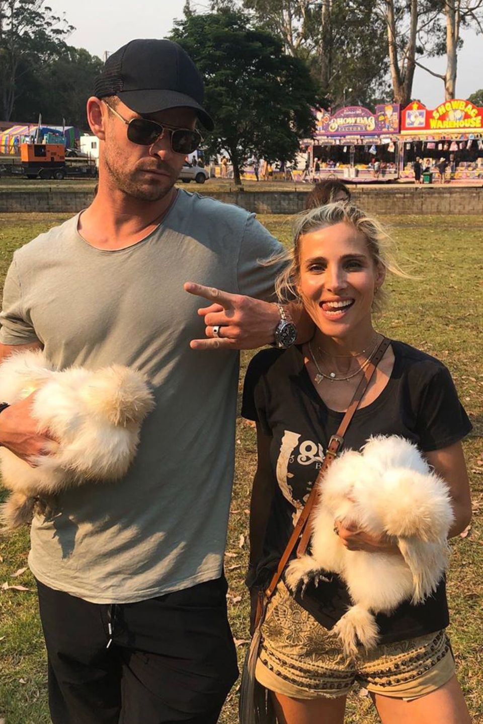 Chris Hemsworth und Elsa Pataky posieren mit diesen putzigen Seidenhühnern. Chris Hemsworth und Elsa Pataky posieren mit diesen putzigen Seidenhühnern.