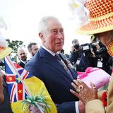 Prinz Charles + Herzogin Camilla: Mit Musik, Tanz und Geschenken erwarten Einheimische aus Niue, einer kleinen Insel im Südpazifik, die seit 1974 durch einen Assoziierungsvertrag mit Neuseeland verbunden ist, das royale Paar.