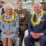 Prinz Charles + Herzogin Camilla: Herzogin Camilla und Prinz Charles werden festlich mit Blumenketten im Maori-Stil begrüßt.