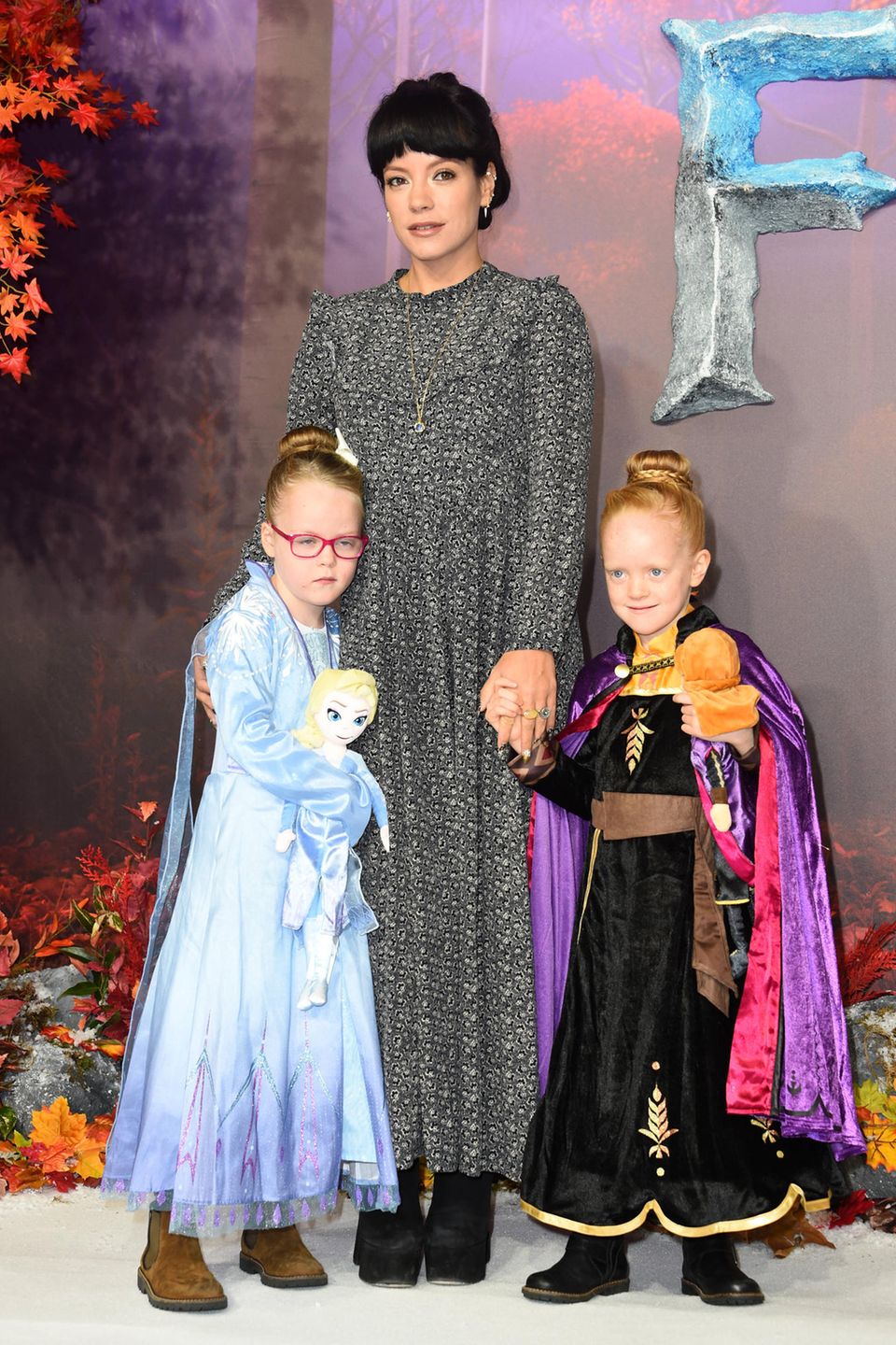 17. November 2019 Zur Premiere des Disney-Films "Frozen 2" in London erscheint Lily Allen mit ihren beiden Töchtern Ethel und Marnie, die sich passend als Elsa und Anna aus "Die Eiskönigin" verkleidet haben. Bei diesem Auftritt handelt es sich um einen ganz besonderen Moment, denn die Sängerin präsentiert sich erstmals mit ihren kleinen Prinzessinnen in der Öffentlichkeit. 17. November 2019 Zur Premiere des Disney-Films "Frozen 2" in London erscheint Lily Allen mit ihren beiden Töchtern Ethel und Marnie, die sich passend als Elsa und Anna aus "Die Eiskönigin" verkleidet haben. Bei diesem Auftritt handelt es sich um einen ganz besonderen Moment, denn die Sängerin präsentiert sich erstmals mit ihren kleinen Prinzessinnen in der Öffentlichkeit.