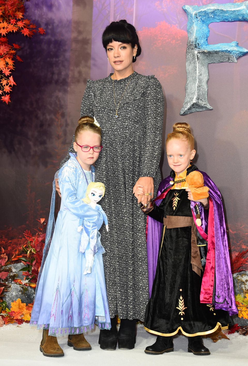 17. November 2019 Zur Premiere des Disney-Films "Frozen 2" in London erscheint Lily Allen mit ihren beiden Töchtern Ethel und Marnie, die sich passend als Elsa und Anna aus "Die Eiskönigin" verkleidet haben. Bei diesem Auftritt handelt es sich um einen ganz besonderen Moment, denn die Sängerin präsentiert sich erstmals mit ihren kleinen Prinzessinnen in der Öffentlichkeit. 17. November 2019 Zur Premiere des Disney-Films "Frozen 2" in London erscheint Lily Allen mit ihren beiden Töchtern Ethel und Marnie, die sich passend als Elsa und Anna aus "Die Eiskönigin" verkleidet haben. Bei diesem Auftritt handelt es sich um einen ganz besonderen Moment, denn die Sängerin präsentiert sich erstmals mit ihren kleinen Prinzessinnen in der Öffentlichkeit.