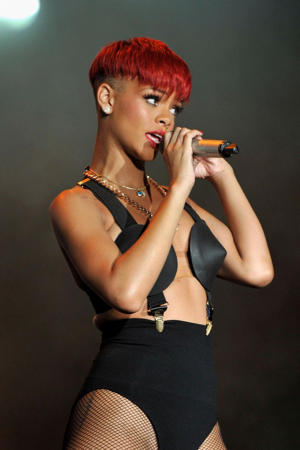 Rihanna trägt den Bow Undercut