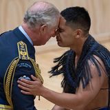 Prinz Charles + Herzogin Camilla: Zu Beginn der Feierlichkeiten wird Prinz Charles wird mit einem traditionellen "Hongi" der Maori-Ureinwohner begrüßt. Bei dem Nasenkuss hält man sich an den Händen und drückt die Nasen aufeinander.