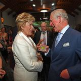 Prinz Charles + Herzogin Camilla: In netter Gesellschaft lassen Prinz Charles und Camilla den Tag entspannt ausklingen, wie hier mit Opernsängerin Dame Kiri Te Kanawa.