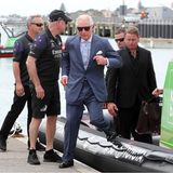 Prinz Charles + Herzogin Camilla: Nach einer Bootstour nach Viaduct Harbour mit dem "Emirates Team New Zealand", der neuseeländischen Segelsportmannschaft, geht Charles wieder lässig an Land.