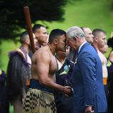 Prinz Charles + Herzogin Camilla: Das royale Paar wird mit dem traditionellen Begrüßungsritual der Māori herzlich empfangen.
