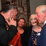 Prinz Charles + Herzogin Camilla: Beim Empfang macht Charles auch eine interessante Bekanntschaft mit dem Maori-Musiker Horomona Horo, der dem Prinzen seinen Ohrring zeigt.