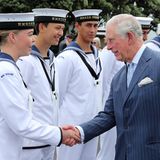 Prinz Charles + Herzogin Camilla: Für Prinz Charles geht es weiter zur Marina von Auckland, wo er die Seeleute der HMNZS Philomel, dem Hauptverwaltungsstützpunkt der Royal New Zealand Navy, trifft.