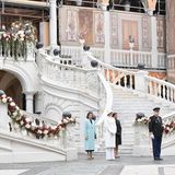 La Fête du Prince 2019: Die Geschwister Fürst Albert mit seiner Frau Charlène, Stéphanie von Monaco und Caroline von Hannover reihen sich vor der Kathedrale auf. Auf dem Balkon stehen deren Kinder, teilweise auch mit Ehepartnern.