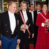 Zur Gala, die in der Oper von Monaco stattfindet, erscheint Fürst Albert gemeinsam mit Ehefrau Fürstin Charlène und seiner Schwester Prinzessin Caroline. Während die Prinzessin ein weinrotes Mantelkleid trägt, hat sich die Fürstin für einen erfrischend modernen Look entschieden. 