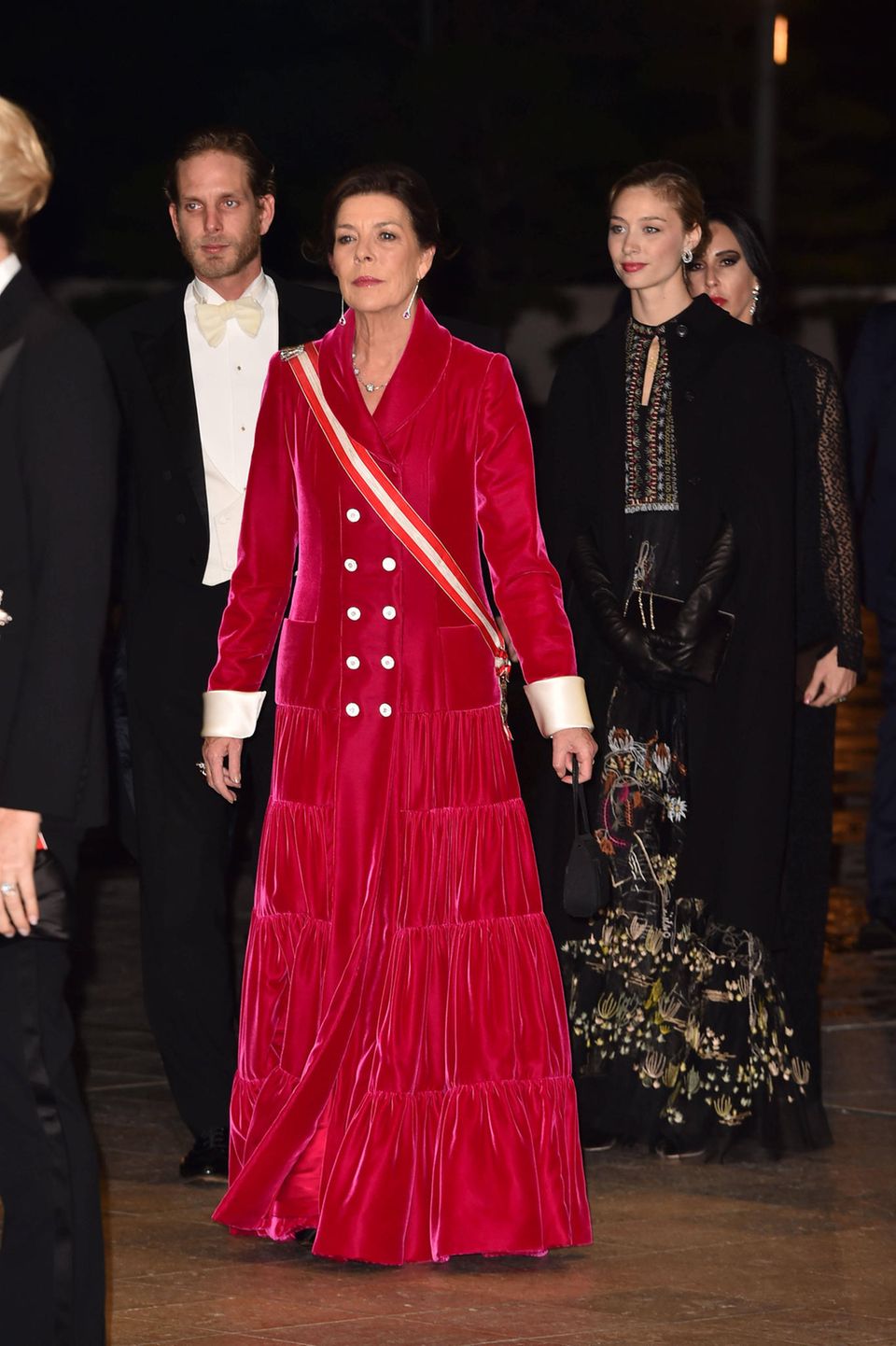 Am Nationalfeiertag der Monegassen bekommen wir fast die ganze Familie zu Gesicht. Royaler Eyecatcher des Abends ist Caroline von Hannover: Sie strahlt in einem roten, bodenlangen Cordkleid in Blazer-Optik - natürlich von Chanel. Ihre Schultern ziert eine Schärpe. Hinter ihr schreiten Beatrice Borromeo und Tatiana Santo Domingo. Am Nationalfeiertag der Monegassen bekommen wir fast die ganze Familie zu Gesicht. Royaler Eyecatcher des Abends ist Caroline von Hannover: Sie strahlt in einem roten, bodenlangen Cordkleid in Blazer-Optik - natürlich von Chanel. Ihre Schultern ziert eine Schärpe. Hinter ihr schreiten Beatrice Borromeo und Tatiana Santo Domingo.
