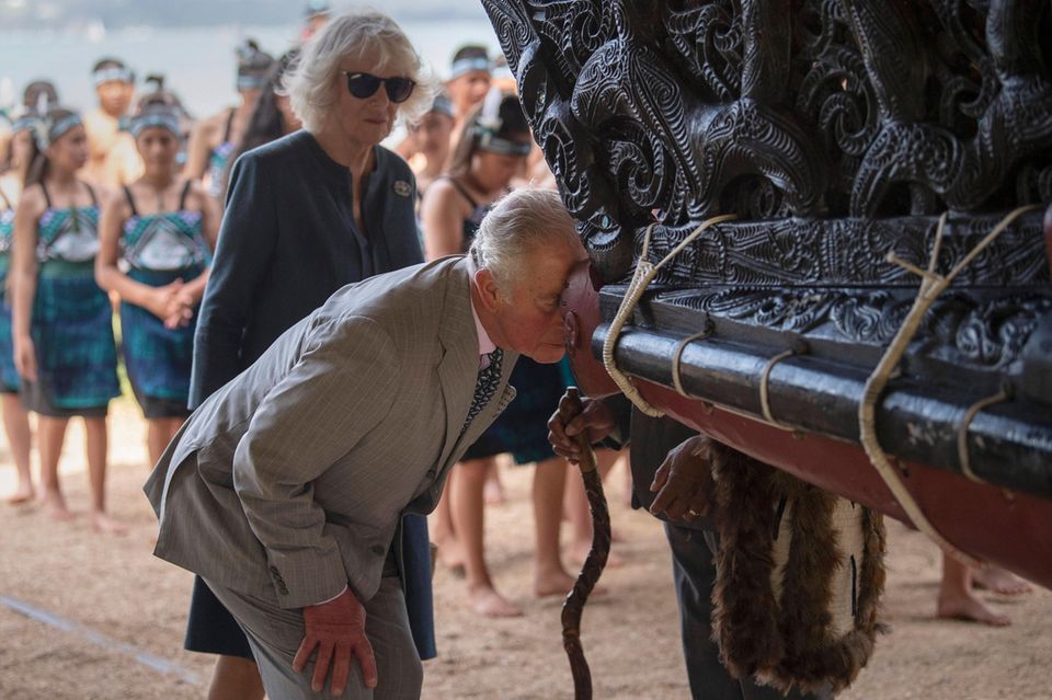In Neuseeland werden nicht nur die Menschen mit dem traditionellen Maori-Gruß begrüßt, sondern sogar Schiffe. Herzogin Camilla und Prinz Charles dürfen an einer solchen Zeremonie teilnehmen. Der Prinz und die Herzogin drücken Stirn und Nase an das Hongi-Boot und sagen damit HALLO! In Neuseeland werden nicht nur die Menschen mit dem traditionellen Maori-Gruß begrüßt, sondern sogar Schiffe. Herzogin Camilla und Prinz Charles dürfen an einer solchen Zeremonie teilnehmen. Der Prinz und die Herzogin drücken Stirn und Nase an das Hongi-Boot und sagen damit HALLO!