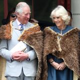Am vierten Tag ihres Neuseeland-Besuchs hüllen sich Prinz Charles und Herzogin Camilla in die traditionellen Federumhänge der Maori. 